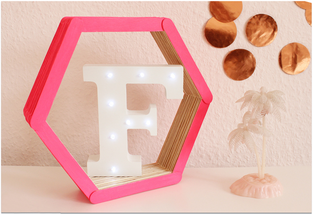 Selbstgemachtes DIY Hexagon-Regal in Neonpink