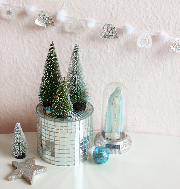 DIY Pompom-Girlande silber und weiss