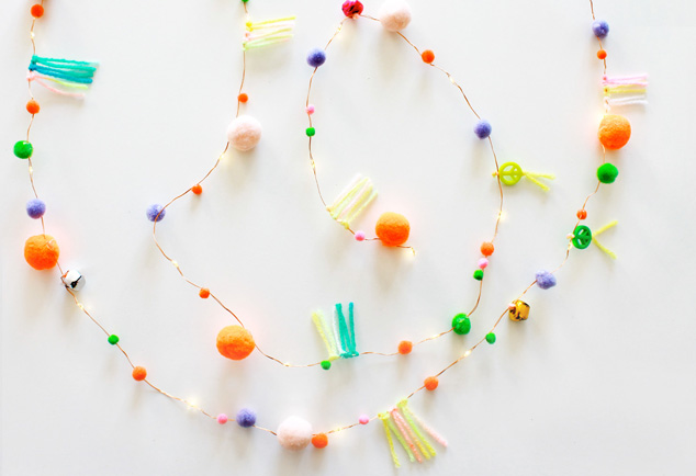 DIY Lichterkette mit Pompoms und Perlen