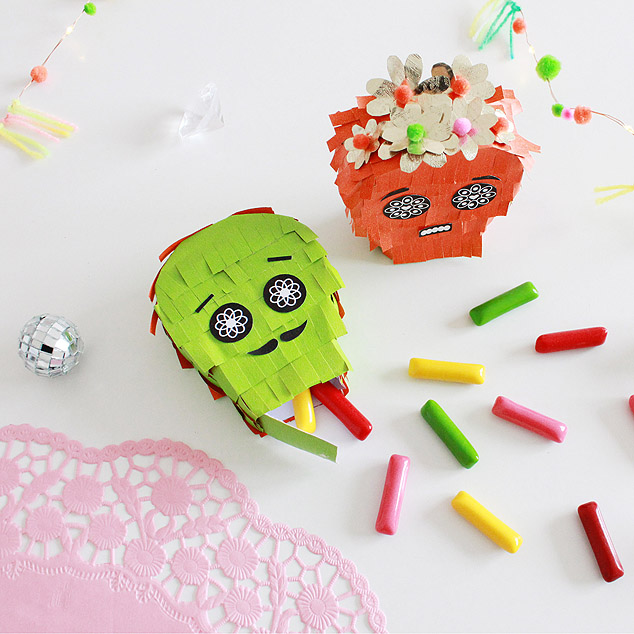 DIY Halloween-Pinata mit Süßigkeiten gefüllt als Tischdeko auf einer Party