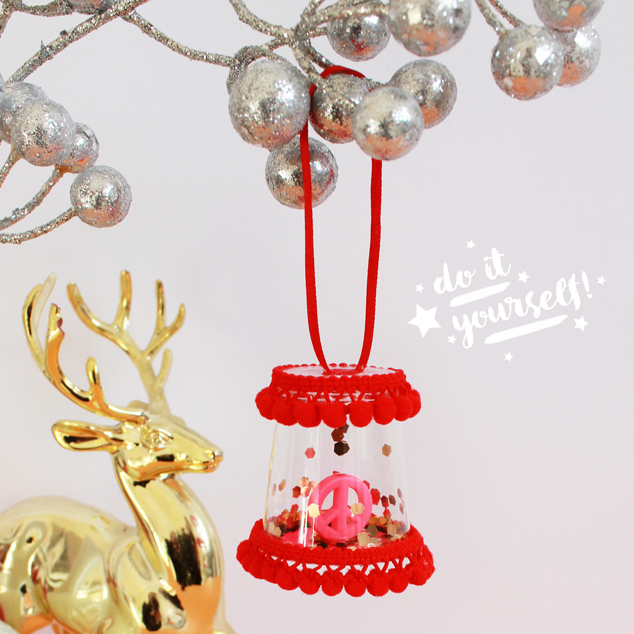 Mini Cloche Anhänger in Rot mit Pompoms als DIY Weihnachtsbaumschmuck