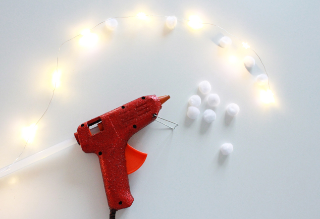 Weihnachts-Lichterkette basteln mit Pompoms