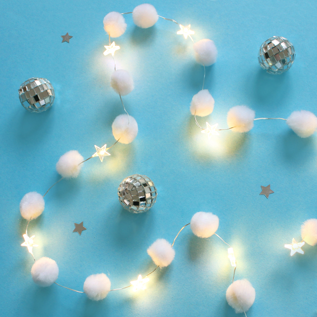 DIY Weihnachtslichterkette mit Sternen und weißen Pompoms