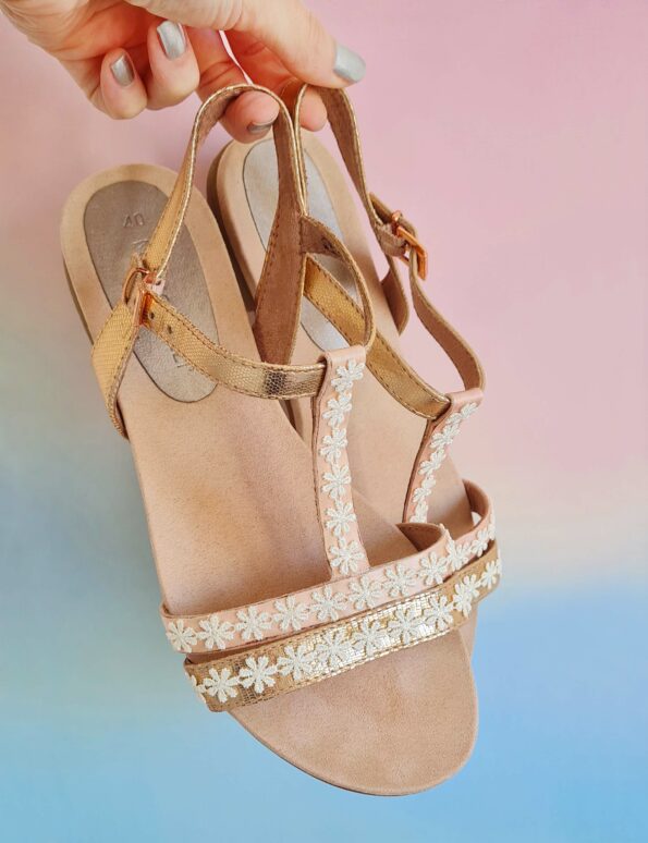 DIY Sandalen verzieren mit Bändern und Blumen im Hippie-Style