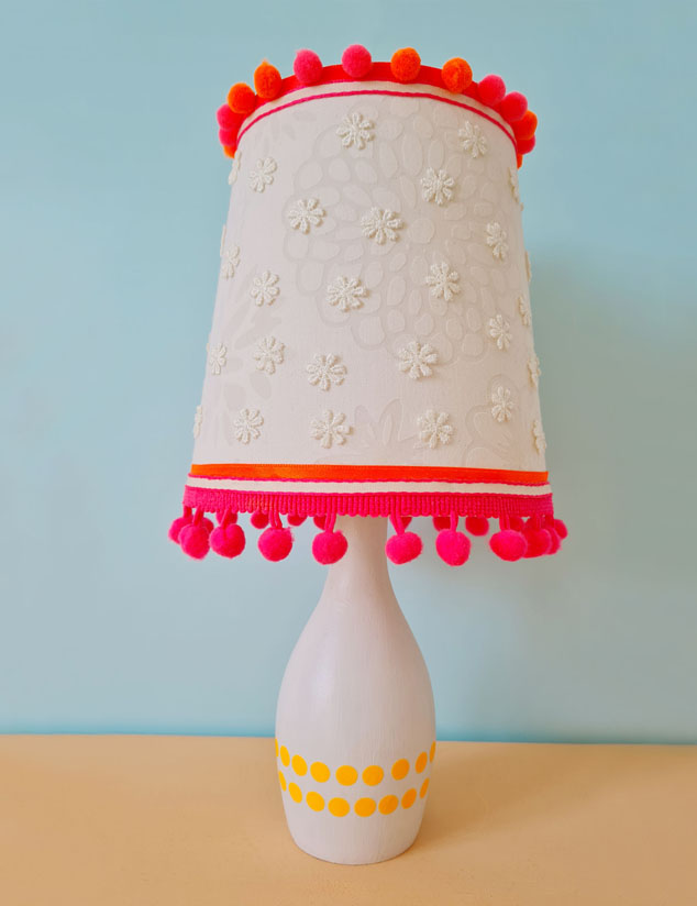 DIY Ikea Lampe upcyceln und aufhübschen mit Pompom-Borte und Stoffblumen