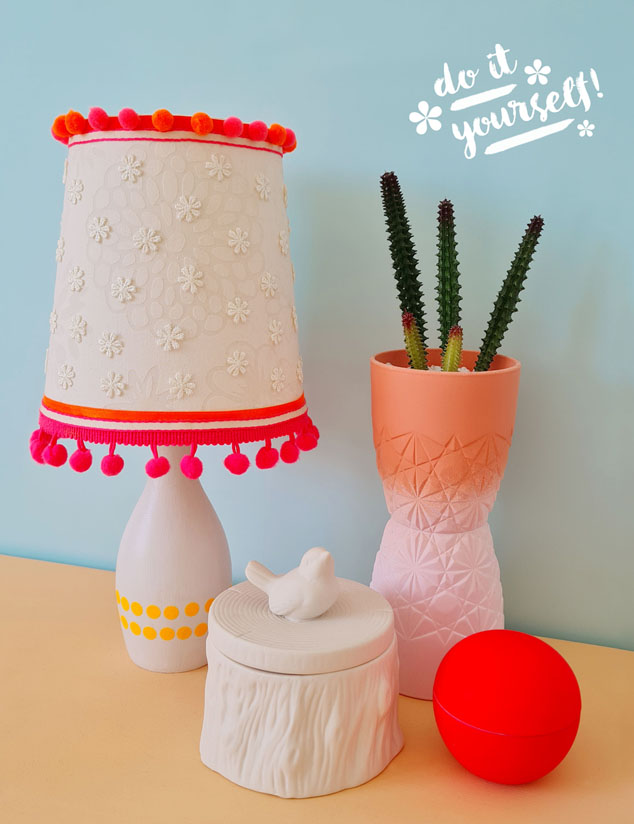 DIY Ikea Lampe Upcycling mit Pompom-Borte und Stoffblumen