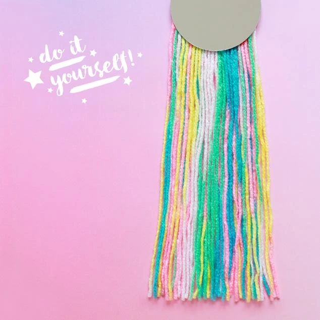 DIY Spiegel mit Fransen in Regenbogenfarben im Hippie Boho Stil