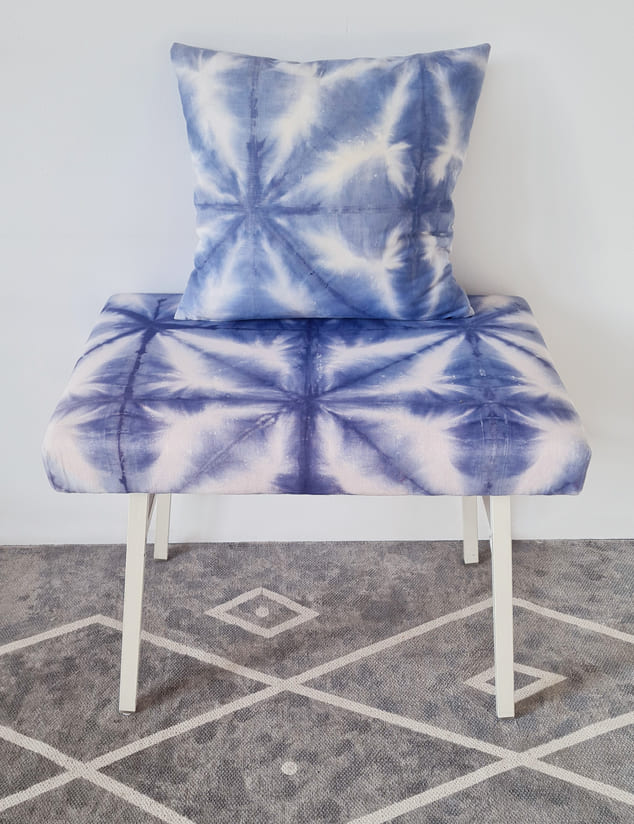 Hocker neu beziehen und passendes Kissen aus selbst gefärbtem mit geometrischem Batik-Muster